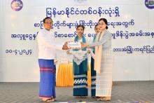 စာကြည့်တိုက်များဖွံ့ဖြိုးတိုးတက်ရေးအတွက် ငွေကျပ်သိန်းတစ်ရာကျော်နှင့် စာအုပ်စာစောင် ၂၁၄၈ အုပ် ပေးအပ်လှူဒါန်း