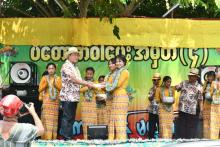 ကရင်ပြည်နယ် ဘားအံမြို့ မြန်မာ့ရိုးရာမဟာသင်္ကြန်ပွဲတော်အကျနေ့ အေးချမ်းပျော်ရွှင်စွာရေစကားကြသူများဖြင့် စည်ကား ပြည်နယ်ဝန်ကြီးချုပ်နှင့်အဖွဲ့ အတူတကွပါဝင်ဆင်နွှဲ