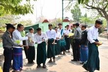 ကရင်ပြည်နယ်ဝန်ကြီးချုပ်ဦးစောမြင့်ဦး တက္ကသိုလ်ဝင်စာမေးပွဲဖြေဆိုနေကြသည့်ကျောင်းသား၊ကျောင်းသူများအား အချိုရည်များဝေငှ၍ အားပေးစကားများပြောကြား
