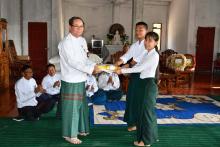 ကရင်ပြည်နယ်ဝန်ကြီးချုပ်ဦးစောမြင့်ဦး  ရပ်ဝေးဒေသများမှတက္ကသိုလ်ဝင်တန်းလာရောက်ဖြေဆိုကြသည့် ကျောင်းသား၊ကျောင်းသူများအား တွေ့ဆုံအားပေးပြီးစားသောက်ကုန်များထောက်ပံ့