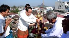 ကရင်ပြည်နယ်ဝန်ကြီးချုပ်ဦးစောမြင့်ဦး ဘားအံမြို့ကျက်သရေဆောင် သေဋ္ဌမာရ်အောင်ဘုရားကြီးအတွင်း တည်ထား ကိုးကွယ်တော်မူသော ဆုတောင်းပြည့်ကောင်းမှုတော်စေတီတော်မြတ်ကြီးအား စိန်ဖူးတော်အသစ်တင်လှူပူဇော်