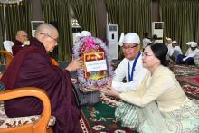 ကရင်ပြည်နယ်အစိုးရအဖွဲ့ကကြီးမှူး၍ သာသနာတော်ဆိုင်ရာဘွဲ့တံဆိပ်တော်ဆက်ကပ်လှူဒါန်း