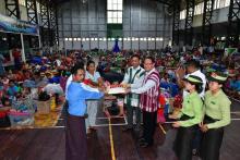 ပြည်ထောင်စုဝန်ကြီးဒေါက်တာစိုးဝင်း ကရင်ပြည်နယ်အတွင်းရှိ သဘာဝဘေးဒဏ်သင့်ပြည်သူများအား တွေ့ဆုံအားပေး၍ ထောက်ပံ့ပစ္စည်းများပေးအပ်