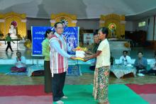 ကရင်ပြည်နယ်ဝန်ကြီးချုပ်ဦးစောမြင့်ဦးယာယီပြောင်းရွှေ့နေထိုင်သူအိမ်ထောင်စုများအား APTERR အစီအစဉ်ဖြင့်လှူဒါန်းသောဆန်ရိက္ခာများထောက်ပံ့ပေးအပ်