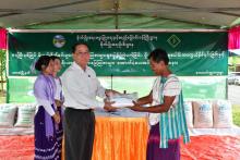 ကရင်ပြည်နယ်ဝန်ကြီးချုပ်ဦးစောမြင့်ဦးရေကြီးနစ်မြုပ်မိုးစပါးစိုက်ခင်းများအားယူရီးယား/သဘာဝမြေဩဇာများထောက်ပံ့၊ ယာယီရေဘေးကယ်ဆယ်ရေးစခန်းများရှိ အိမ်ထောင်စုများအား စားသောက်ကုန်များထောက်ပံ့
