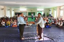 အမျိုးသားသဘာဝဘေးအန္တရာယ်ဆိုင်ရာစီမံခန့်ခွဲမှုကော်မတီမှရေဘေးသင့်အိမ်ထောင်စုများအတွက် စည်သွပ်ဗူးနှင့်ခေါက်ဆွဲခြောက်များထောက်ပံ့