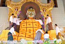 ဘားအံမြို့ကျက်သရေဆောင် သေဋ္ဌမာရ်အောင်ဘုရားကြီးအား မသိုးသင်္ကန်းဆက်ကပ်လှူဒါန်း
