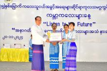 ပြည်နယ်အတွင်းရှိ ကိုယ့်အားကိုယ်ကိုးမူလတန်းကြိုကျောင်းများအား သင်ထောက်ကူပစ္စည်းများထောက်ပံ့