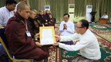 ကရင်ပြည်နယ်ဝန်ကြီးချုပ် စာအောင်သံဃာတော်၊ သီလရှင်များနှင့် လူပုဂ္ဂိုလ်များအား စူဋ္ဌဘွဲ့နှင်းသဘင်နှင့်ဆွမ်းဆန်စိမ်းလောင်းလှူ