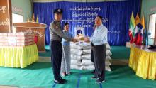 ကရင်ပြည်နယ်ဝန်ကြီးချုပ်ဦးစောမြင့်ဦး အမှတ်(၂၂)လုံခြုံရေးရဲတပ်ဖွဲ့ခွဲ အိမ်ထောင်စုများအား စားသုံးကုန်ပစ္စည်းများ ချီးမြှင့်ပေးအပ်
