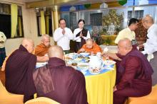 ကရင်ပြည်နယ်အစိုးရအဖွဲ့မှကြီးမှူးကျင်းပသောတပေါင်းပွဲတော်တွင် ကုသိုလ်ဒါနပြုပါဝင်ဆင်နွှဲကြသူများဖြင့်စည်ကား