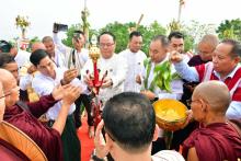 ကရင်ပြည်နယ်ဝန်ကြီးချုပ်ဦးစောမြင့်ဦး ကဆုန်လပြည့်(ဗုဒ္ဓနေ့)တွင် ကြာအင်းတောင် ဆဋ္ဌမစေတီတော် ရွှေထီးတော်တင်လှူပူဇော်ပြီး ညောင်ရေသွန်းလောင်းပူဇော်