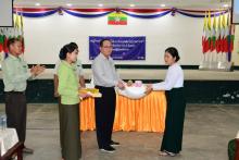 ကရင်ပြည်နယ်ဝန်ကြီးချုပ်ဦးစောမြင့်ဦး အကြမ်းဖက်ဖြစ်စဉ်များကြောင့်ယာယီနေရပ်စွန့်ခွာပြည်သူများအား ဆန်၊ ဆီ၊ ရိက္ခာများချီးမြှင့်ပေးအပ်