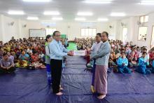 ကရင်ပြည်နယ်ဝန်ကြီးချုပ်ရေဘေးသင့်ပြည်သူများအား ဆန်ရိက္ခာဖိုးငွေနှင့်စားသောက်ကုန်ပစ္စည်းများပေးအပ်