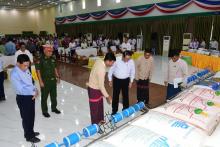 မိုးစပါးစိုက်ဧကများထိခိုက်ပျက်စီးသွားသည့်တောင်သူများအား မျိုးစပါး၊မြေဩဇာများနှင့်မျိုးစေ့ချကိရိယာများပေးအပ်  ဘားအံမြို့ရှောင်လမ်းသစ်ဖောက်လုပ်မည့်လမ်းပိုင်းများအားကြည့်ရှုစစ်ဆေး 