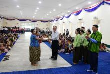 လူမှုဝန်ထမ်း၊ကယ်ဆယ်ရေးနှင့်ပြန်လည်နေရာချထားရေးဝန်ကြီးဌာန ပြည်ထောင်စုဝန်ကြီး ဒေါက်တာစိုးဝင်း လှိုင်းဘွဲမြို့နှင့်ဘားအံမြို့ရှိ ယာယီရေဘေးရှောင်ပြည်သူများအား ဆန်ရိက္ခာဖိုးငွေများပေးအပ်ချီးမြှင့် 