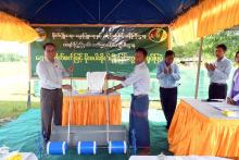 ကရင်ပြည်နယ်ဝန်ကြီးချုပ်ဦးစောမြင့်ဦး ကောက်စိုက်စက်ဖြင့်မိုးစပါးစိုက်ပျိုးခြင်းကွင်းသရုပ်ပြပွဲတက်ရောက်အားပေး