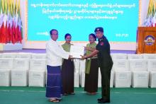 စစ်ဆင်ရေးတာဝန်များထမ်းဆောင်နေသော ရှေ့တန်းရောက်တပ်မတော်သားများနှင့်လုံခြုံရေးတပ်ဖွဲ့ဝင်များအတွက် စားသောက်ဖွယ်ရာများ ချီးမြှင့်ပေးအပ်