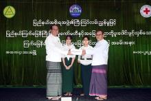 (၆)ကြိမ်မြောက် အာဆီယံပတ်ဝန်းကျင်ဆိုင်ရာစဉ်ဆက်မပြတ်ဖွံ့ဖြိုးသောမြို့ကြီးများဆုကို ပြည်နယ်ဝန်ကြီးချုပ်ထံအပ်နှံ
