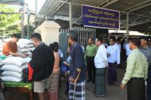 ကရင်ပြည်နယ်ဝန်ကြီးချုပ်ဦးစောမြင့်ဦး နိုင်ငံ့ဝန်ထမ်းအငြိမ်းစားများ၏ ပင်စင်လစာထုတ်ယူနေမှုအား ကြည့်ရှုအားပေး