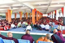 ဒဿမအကြိမ်မြောက် မြန်မာနိုင်ငံလုံးဆိုင်ရာသာသနမာမကသာသနာလင်္ကာရသာမဏေကျော်စာမေးပွဲဖြေဆိုနေသည့် ရဟန်းသံဃာများနှင့်ရှင်သာမဏေများအား ပြည်နယ်ဝန်ကြီးချုပ်သွားရောက်ဖူးမြော်ကြည်ညို