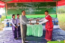 ကရင်ပြည်နယ်ဝန်ကြီးချုပ်ဦးစောမြင့်ဦး ဆောင်းနေကြာသီးနှံကွင်းသရုပ်ပြပွဲတက်ရောက်ပြီး တောင်သူများအားသဘာဝမြေဩဇာများပေးအပ်