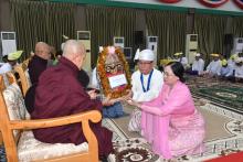 ကရင်ပြည်နယ်ဝန်ကြီးချုပ်ဦးစောမြင့်ဦး သာသနာတော်ဆိုင်ရာဘွဲ့တံဆိပ်တော်များ ဆက်ကပ်လှူဒါန်း