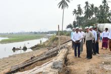 ကရင်ပြည်နယ်ဝန်ကြီးချုပ်ဦးစောမြင့်ဦး သံလွင်မြစ်ကမ်းပြိုကာကွယ်ရေးလုပ်ငန်းများ ကြည့်ရှုစစ်ဆေး