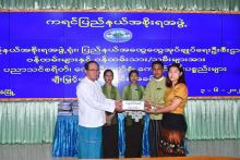 ပြည်နယ်အထွေထွေအုပ်ချုပ်ရေးဦးစီးဌာန ဝန်ထမ်းများနှင့်၎င်းတို့၏သား/သမီးများအား ပညာသင်စရိတ်၊ကျောင်းဝတ်စုံ၊ ကျောင်းသုံးပစ္စည်းများ ချီးမြှင့်ပေးအပ်
