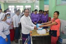 ပြည်နယ်ပြည်သူ့ဆေးရုံကြီး(ဘားအံ)တွင် ဆေးရုံတက်ရောက်ကုသမှုခံယူနေသူများနှင့် ကျန်းမာရေးဝန်ထမ်းများအား အာဟာရဖြည့်စွက်စာများချီးမြှင့်ပေးအပ်
