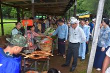 ကရင်ပြည်နယ်ဝန်ကြီးချုပ်ဦးစောမြင့်ဦး (အခွန်လွတ်)တောင်သူလယ်သမားဈေးဖွင့်လှစ်ရောင်းချပေးနေမှုအား ကြည့်ရှုအားပေး