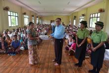 အကြမ်းဖက်ဖြစ်စဉ်များကြောင့် ယာယီနေရပ်စွန့်ခွာပြည်သူများအား ဆန်၊ ဆီ၊ ရိက္ခာများ ချီးမြှင့်ပေးအပ်