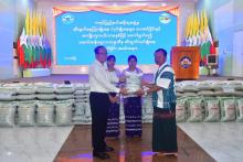 ဆောင်းဆီထွက်သီးနှံ နေကြာနှင့်ပဲပုပ်စိုက်ပျိုးမည့်တောင်သူများအား မျိုးစေ့များ ချီးမြှင့်ပေးအပ်